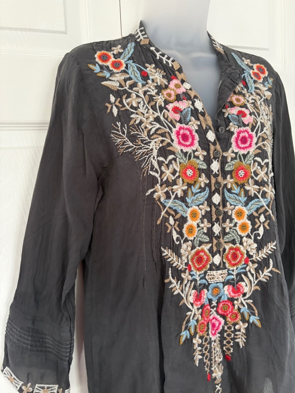 JOHNNY WAS Shirt Tunic Embroidered Boho Blouse Top Gray Small - Picture 4 of 15